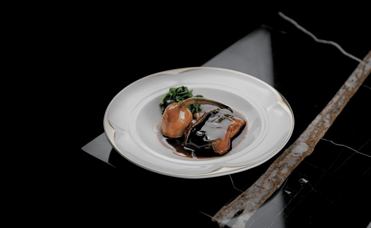 Plato de comida con alimentos ricos en proteínas