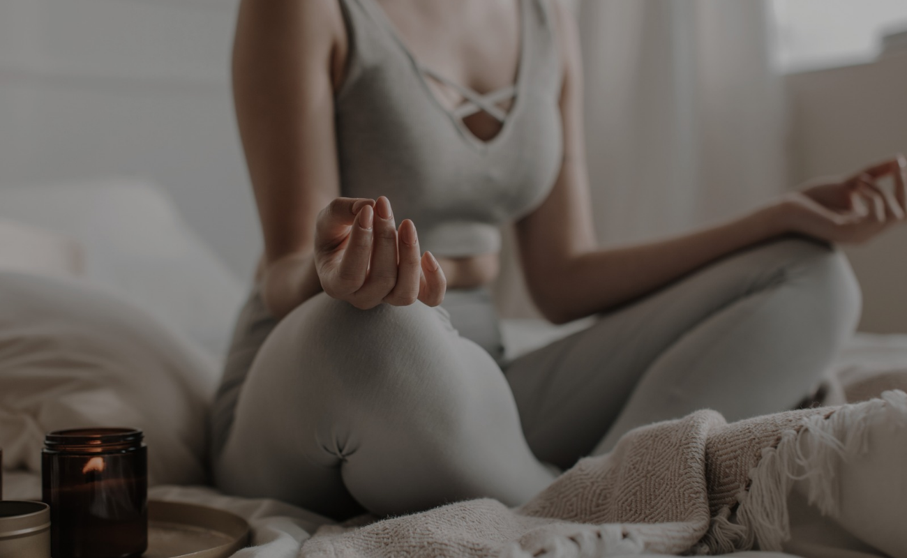 Mujer aprendiendo a dirigir su cuerpo controlando su regulación respiratoria